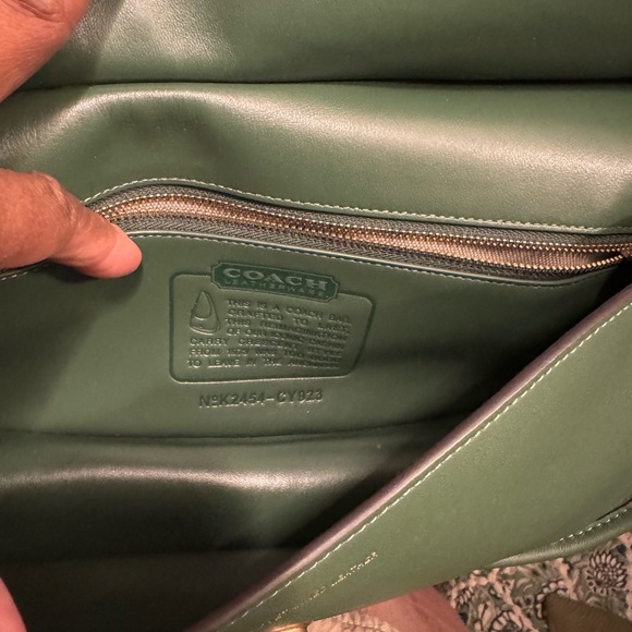Coach Cashin Carry Bag New without tags Green Leather Shoulder Bag - Picture 4 of 5